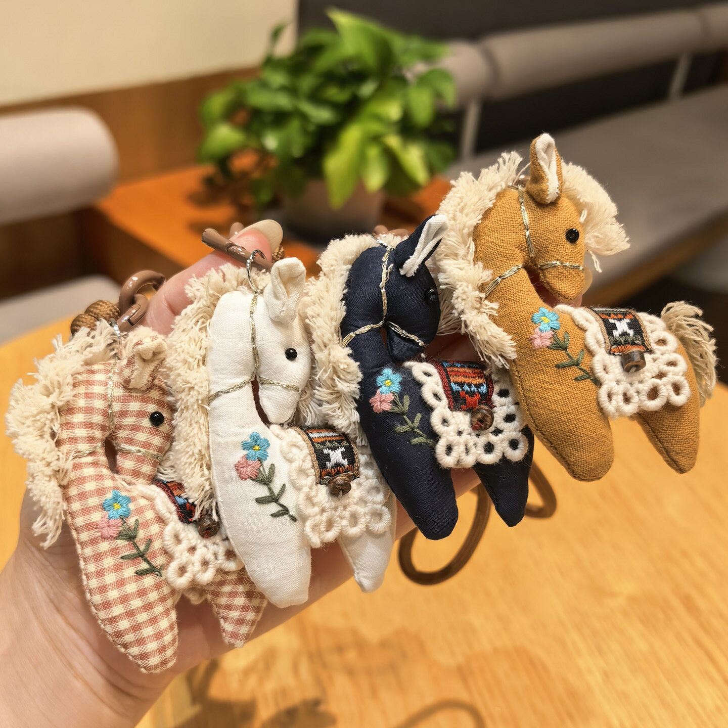 Rakuten - キーホルダー ハンドメイド リネン コットン ポニー 布製馬チャーム かわいい バッグチャーム 棉麻布藝 手作り掛件 ナチュラル雑貨 文芸風 レトロ 小物 シンプルデザイン 百搭アクセサリー パーツ DIY素材 クラフト用品