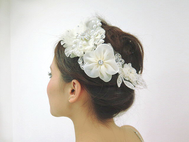 華やかヘアをつくるキラキラお花のモチーフ☆ベールと合わせてブーケのようブライダルヘッドコサージュメール便対応!パーティーアクセステージ・コーラス・カラオケにも!