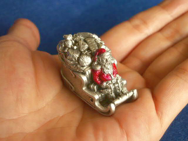 クリスマス限定イギリス直輸入！世界中の子供たちに幸運を贈る！ピューターのウィーボックス（神様の贈り物）クリスマスギフトにかわいい小物入れ・ボンボニエールやピルケースに！プレゼントを積んだサンタクロースX’masラッピングでお届け！