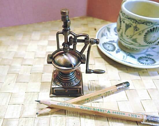 インテリアコレクションおしゃれな鉛筆削りコーヒーロースターペンシルシャープナー!本物そっくりハンドルが回る