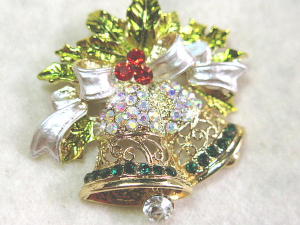 ヒイラギとベルのキラキラブローチメール便OK!クリスマスspecial発色がきれいなエナメル仕上げレインボーストーンが魅惑の輝きちょっと大きめサイズ