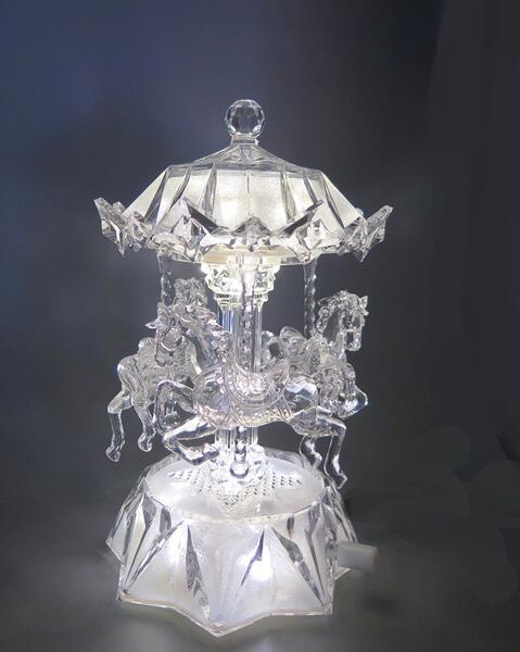 ライト付きファンタジーな回転木馬のオルゴールクリアなアクリル製のカルーセルUSBコード付きLED輝くテーブルシャンデリア回転しながらクリスマスを彩る8曲ほのかなランプに照らされる聖夜クリスタルガラスのようにきらめくメリーゴーランド