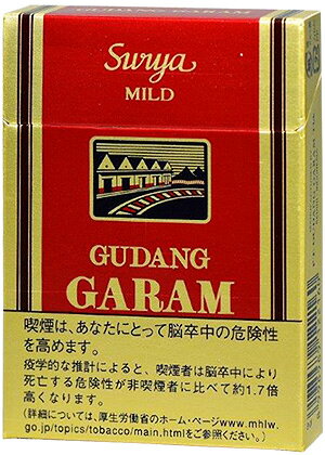 太陽（スーリア）を想わすクローブフレーバー。マイルドタイプでガラムNO、1の実績。 生産国：インドネシア インドネシア語でガラムとは「塩」、グダンとは「倉庫」の意味。ガラムの名は創立者のスーリャウォノウィジョヨが、東ジャワのクディリ村にあった塩の倉庫を改造した工場で、たばこの製造を始めたことに由来します。なお、この工場はロゴマークにデザインされ、ガラムのシンボルとなっています。 ガラムに火を着けて吸うと丁子がはじけてパチパチと音がします。このパチパチ系のたばこ、インドネシアではクレテックシガレットと呼ばれています。 巻紙には、茶色い「シミ」がついています。これは丁子の成分である精油がにじみ出たものです。カビや古くなったものではなく、品質や喫味にはまったく影響がありません。これがあることは、フレッシュな天然丁子を使用している証です。 甘い香りが多くのファンを魅了するガラム。その香りのもとはフトモモ科の常緑高木「丁子」の花のつぼみ。よく乾燥させたものを加熱すると強く甘い香りを発します。お菓子や料理に使われるほか医薬品としても用いられています。　