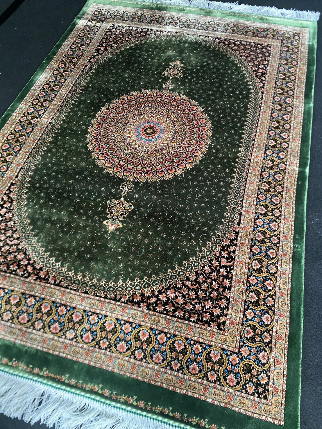 ペルシャ絨毯 マシュハド・アルデハル工房 イラン 産 モダールシルク100% ウィルトン織り高密度 289万ノット 約100×150cm [2]