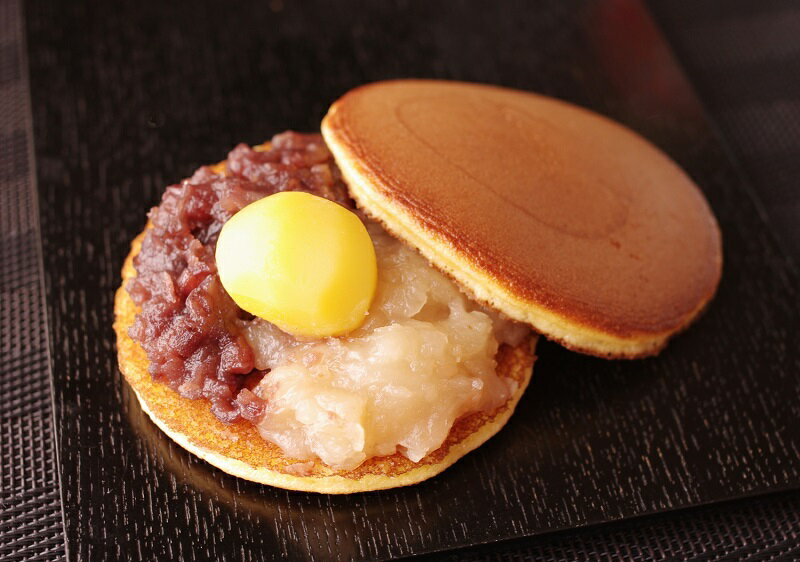 【お年賀】2024新春どら焼き【新春】和菓子 ご挨拶 イベント 栗入り 引菓子 紅白 どらやき 粒あん 小豆 白あん 贈答品 甘露栗 お祝い 手土産 正月 お土産 お茶菓子 お茶請け 催事 祭事 差し入れのサムネイル