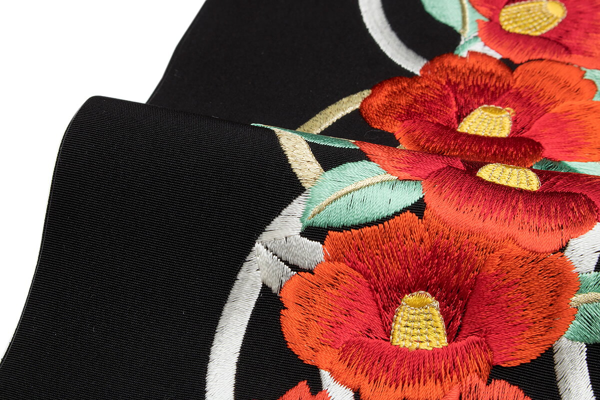 きもの館 創美苑の半襟 刺繍 振袖 成人式 半衿 黒 ブラック 赤 金色 椿 ツバキ 花 七宝繋ぎ 新合繊 シルエリー 和装小物 女性 レディース 日本製 メール便 送料無料｜アングル2