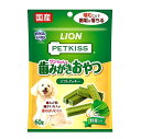 商品情報【PETKISS ワンちゃんの歯みがきおやつ ソフトクッキー 野菜入りの商品詳細】●やわらかいクッキー生地に鶏ササミを配合。●メーカー獣医師と共同開発した歯みがきおやつ。●やわらかい生地に噛んだ歯が食い込んでしっかり歯垢を除去。●噛んだ時、細かいカスが散らばりにくい。●高齢犬にも食べやすいやわらかさ。●野菜入り。【使用方法】・下記の給与量を目安に1日2〜3回に分けて、お与えください。超小型犬(〜5kg)：1〜2本小型犬(5kg〜10kg)：3〜4本・生後7ヶ月以上の愛犬に与えてください。・与える量は犬種、体脂肪量、年齢、運動量、環境温度、ストレス、個体差などによって異なりますので、食べ残しや便の状態をみて調節してください。・主食の量は適宜調節してください。【PETKISS ワンちゃんの歯みがきおやつ ソフトクッキー 野菜入りの原材料】鶏ササミ、小麦粉、還元水飴、イソマルトオリゴ糖、脱脂大豆、卵殻カルシウム、野菜(ほうれん草)、増粘安定剤(加工デンプン、カラギナン)、ソルビトール、セルロース、グリセリン、プロピレングリコール、ピロリン酸Na、保存料(ソルビン酸K)、酸化防止剤(ビタミンE)、発色剤(亜硝酸Na)、着色料(銅葉緑素)【栄養成分】たんぱく質：8.5％以上、脂質：0.5％以上、粗繊維：4.0％以下、灰分：2.0％以下、水分：32.5％以下、エネルギー：100gあたり約243kcal【ブランド】ペットキッス※※商品画像はイメージです。メーカー都合等により、予告なくパッケージ、仕様（原材料、生産国、色、形状、サイズ等）の変更がある場合がございます。あらかじめご了承ください。この商品は PETKISS ワンちゃんの歯みがきおやつ ソフトクッキー 野菜入り(60g*2袋セット) ポイント ペットキッス / PETKISS ワンちゃんの歯みがきおやつ ソフトクッキー 野菜入り ショップからのメッセージ 納期について 4