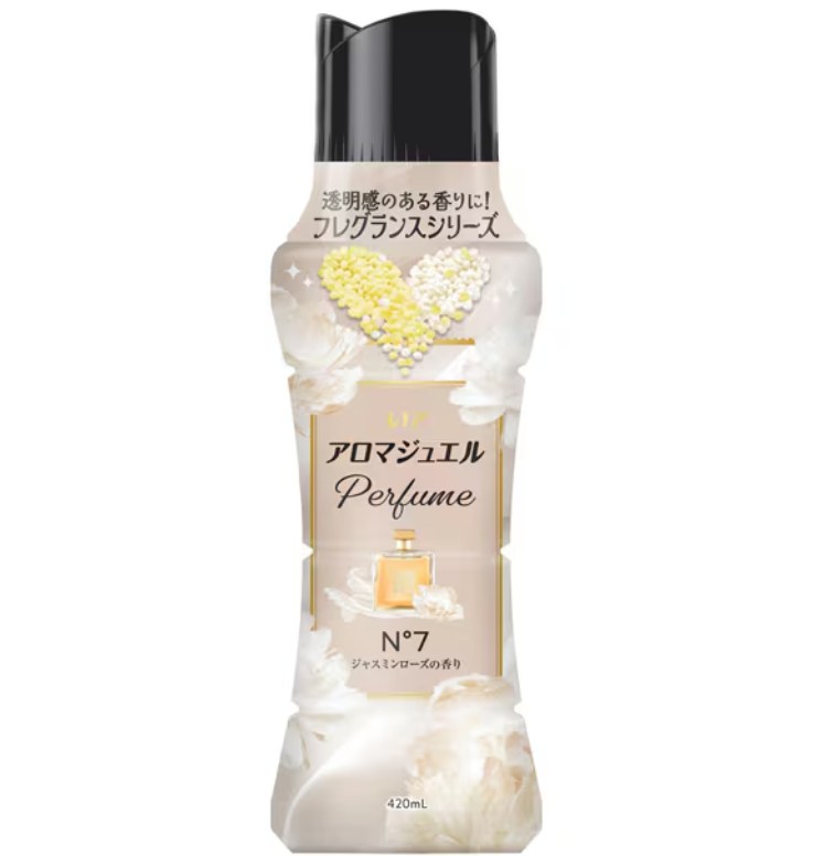 商品情報【特徴】●2色の香水ビーズ。●複雑で深みのある香り。●柔軟剤より上質なフレグランスが香水よりやさしく、長く続きます。●人気のラグジュアリー香水から着想。●ジャスミンローズの香り：ジャスミンとローズが豊潤に香りたつ、華やかで洗練されたフローラルブーケの香り。●柔軟剤と比べて、超吸水*＆香り長続きお洗濯のはじめに入れるだけ！*P＆G柔軟剤比。複数回洗濯後。【使用方法】●使用量の目安：衣料1kgに対して12ml（約5g）●上記は目安ですので、お好みの香りの強さになるように、量を調節できます。●お洗濯のはじめに入れるだけ！1 洗濯槽にビーズを直接入れるだけ。2 洗剤や柔軟剤をいつも通り入れる。●空気を含んだビーズだからよく溶ける。●「すすぎ1回」で香りもっと長続き！●溶け残りも心配なし！●おしゃれ着コースやドライコースでお使いの場合、製品を溶かしてから、衣類を入れてください。●縦型・ドラム式どちらでもOK。●自動投入洗濯機の場合も、ビーズは必ず洗濯槽へ投入してください。●自動投入洗濯機に：普段の柔軟剤と使うとさらに香り長続き！●気分で香りも変えられる。【注意事項】●香りの感じ方には個人差があります。●使用量の目安を参考に、周囲の方にもご配慮の上、お使い下さい。●食べ物ではありません。●子供や認知症の方の手の届く所に置かない。●用途外に使用しない。●柔軟剤投入口や自動投入洗濯機のタンクに入れると、故障の原因となりますので、ビーズは必ず洗濯槽に入れてください。●高温、および直射日光などをさけて保管する。●万が一、溶け残った場合は、水でよく洗い流してください。●まれに、シミなどができてしまった場合、中性洗剤などでよく洗い流してください。＜応急処置＞●万が一、飲み込んだ場合は水を飲ませる、又、目に入った場合はこすらずに水でよく洗う等応急処置をし、医師に相談する。メーカー欠品または完売の際、キャンセルをお願いすることがあります。ご了承ください。急遽在庫切れになる場合がございます。※離島の場合送料がプラスされる場合がございます。その節は何卒ご容赦賜りますようお願い申し上げます