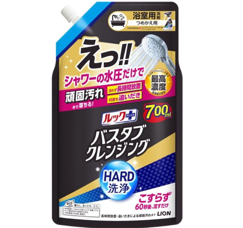 商品情報【特徴】●浴そうの頑固汚れまで、シャワーの水圧だけでこすらずに落とせるおふろ用洗剤。＜バスタブクレンジング共通＞●1プッシュで約1mもの範囲にミストをかけられるので、簡単に浴そう全体に洗剤をかけられる。●青色のミストなので、ムラなく広がり、かけたところが分かりやすい。●浴そうに汚れがこびりつく原因である水道水中のカルシウムを取り除き、汚れを浮かせる独自洗浄メカニズム。＜HARD洗浄＞●浴そうにシューーーッとかけて60秒後に流すだけで、翌日までお湯を放置したザラザラ汚れや、湯抜き後時間が経ったカピカピ汚れ、くり返し入浴のたっぷり汚れなど、頑固汚れもこすらずに洗える。●高濃度洗浄成分を配合。●ウイルス除去もできる。●清潔感のあるシトラスの香り。【使用方法】●必ずご使用前に表示をお読みください。【ボトルへのつめかえ方】（つめかえ時、液があふれないようご注意ください）（1）キャップを開ける。●注ぎ口の根元をしっかり持ち、キャップを矢印の方向にまわして開けてください。*注意：キャップが開いている時に、パックを強く持つと液が飛び出すことがあります。（2）ボトルに注ぐ。●図のようにパックを両手で持って、ゆっくりと注ぎ入れてください。*注意：液を入れすぎるとあふれますので、スプレー容器の『つめかえはココまでのライン』を超えないようにしてください。（3）キャップをしっかりと閉めて、保管する。用途：浴そう、浴室の床・壁・洗面器・イス・鏡など、洗面台。使えないもの：大理石などの石材（天然石の成分を含まない人工大理石には使える）、木製品、照明。使用量の目安：標準的な浴そうで約15回噴射、1m2に対して約5回噴射。●本品は環境に配慮した薄型容器を使用しております。●やわらかい素材のため、まれに破損して液がもれることがありますので、持ち運びや保管時にご注意ください。【注意事項】●用途外に使わない。●乳幼児の手の届く所に置かない。●認知症の方などの誤飲を防ぐため、置き場所に注意する。●目より高い所はスポンジや布につけて洗う。●換気をよくして使う。●荒れ性の方や長時間使用する場合は炊事用手袋を使う。●使用後は手を水でよく洗う。●一部の浴そう、床、壁、塗装面、タイル目地では着色することがあるので、目立たない場所で確かめてから使う。10分以上放置しない。●色がついた時は、浴室用洗剤やクレンザーでこするか、カビ取り剤で洗う。●汚れが落ちづらい時は再度しっかりかける。それでも落ちないひどい汚れは軽くこする。●夏場の車内など高温になるところに置かない。※商品パッケージは変更の場合あり。メーカー欠品または完売の際、キャンセルをお願いすることがあります。ご了承ください。この商品は ルックプラス バスタブクレンジング HARD洗浄 つめかえ用大サイズ 700ml ポイント浴そうの頑固汚れまで、シャワーの水圧だけでこすらずに落とせるおふろ用洗剤。 ショップからのメッセージ 納期について 4