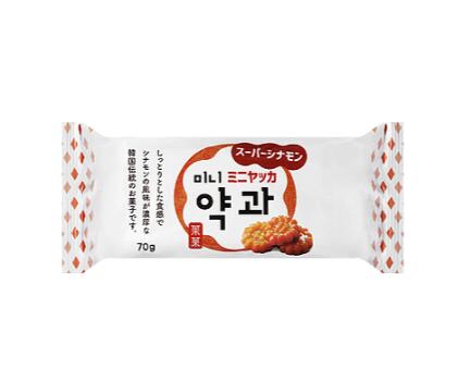 商品情報しっとりとした食感で、可愛らしい花の形をした韓国伝統の揚げ菓子です。芳醇なシナモンの香りで、濃厚な味わいに仕上げました。紅茶やコーヒーのお供に。アイスクリームなどスイーツのトッピングにも。内容量70g原産国韓国保存方法直射日光、高温多湿を避けて常温で保存栄養成分：1袋(70g)当たり●エネルギー：351kcal ●たんぱく質：2.7g ●脂質：18.2g ●炭水化物：44.2g ●食塩相当量：0.2gアレルギー●小麦　●大豆※商品の仕様変更により、アレルギー情報が異なる場合がございます。召し上がる際は、必ずお買い求めいただいた商品のラベルや注意書きをご確認ください。※同じ製造工程で、卵、乳成分、落花生、えび、かに、くるみ、いか、牛肉、鶏肉、豚肉、りんご、ゼラチン、ごまを含む食品を扱っています。メーカー欠品または完売の際、キャンセルをお願いすることがあります。ご了承ください。急遽在庫切れになる場合がございます。その節は何卒ご容赦賜りますようお願い申し上げます。※離島の場合送料がプラスされる場合がございます。