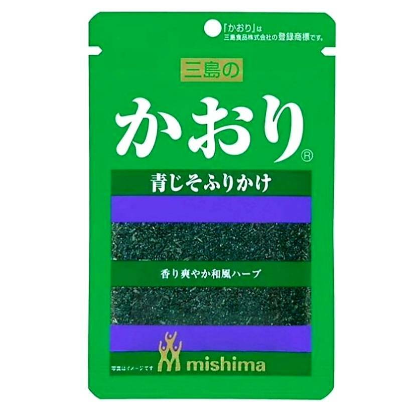 商品情報三島食品　 かおり 青じそふりかけ　15g×3袋【三島 かおり 青じそふりかけの商品詳細】●青じその色をそのまま生かした爽やかな香りのふりかけです。●ごはんに混ぜ込んでおむすびに。スパゲッティには手軽にふりかけて。●素材に香り、彩りを添える青じそは肉料理、魚料理にもよく合います。【品名・名称】ふりかけ【三島 かおり 青じそふりかけの原材料】塩蔵青じそ(青じそ(中国))、食塩、砂糖、麦芽糖／調味料(アミノ酸等)、加工でん粉、香料【栄養成分】100g当たりエネルギー：201kcal、たんぱく質：7.4g、脂質：2.3g、炭水化物：37.6g、食塩相当量：45.7g※この表示値は、目安です。【保存方法】・直射日光、高温多湿を避けてください。【注意事項】・開封後はチャックを合わせ、密封保存して下さい。・開封後はお早めにお召し上がりください。この商品は 三島 かおり 青じそふりかけ　15g×3袋 ポイント 三島食品　広島　ふりかけ　おにぎり　爽やか　青じそ ショップからのメッセージ 納期について 4