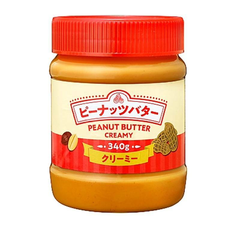 商品情報ピーナッツの香りを大切にじっくりローストし、風味を生かしたピーナッツバターに仕上げました。加糖タイプですので、パンやクッキーにそのまま塗るのはもちろん、ソースやディップ、ドレッシングの隠し味としてお使いいただくと、コクと旨味がプラスされます。練りゴマの代わりとして和食に合わせると、さっぱりとした味わいに。温めた牛乳に入れてホットピーナッツミルクにするのもおすすめです。内容量340g原産国中国栄養成分：1食(20g)当たり●エネルギー：122kcal ●たんぱく質：4.6g ●脂質：9.4g ●炭水化物：5.3g ●食塩相当量：0.2gアレルギー●落花生※商品の仕様変更により、アレルギー情報が異なる場合がございます。召し上がる際は、必ずお買い求めいただいた商品のラベルや注意書きをご確認ください。※本製品の製造ラインでは、ごまを含む製品を生産しています。この商品は ピーナッツバタークリーミー ポイント ピーナッツの香りを大切にじっくりローストし、風味を生かしたピーナッツバターに仕上げました。 ショップからのメッセージ 納期について 4