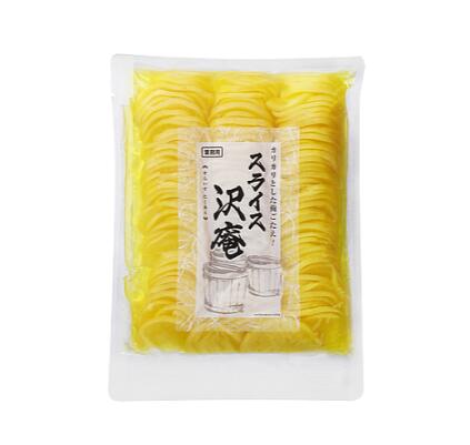 商品情報歯ごたえの良いダイコンの風味を生かした、カリカリとした食感のスライス沢庵です。内容量900g原産国中国保存方法直射日光、高温多湿を避けて常温で保存してください。栄養成分：100g当たり●エネルギー：45kcal ●たんぱく質：0.9g ●脂質：0.2g ●炭水化物：9.9g ●食塩相当量：3.2gアレルギー-※商品の仕様変更により、アレルギー情報が異なる場合がございます。召し上がる際は、必ずお買い求めいただいた商品のラベルや注意書きをご確認ください。メーカー欠品または完売の際、キャンセルをお願いすることがあります。ご了承ください。急遽在庫切れになる場合がございます。※離島の場合送料がプラスされる場合がございます。その節は何卒ご容赦賜りますようお願い申し上げますこの商品は スライス沢庵　900g　【業務用】 ポイント歯ごたえの良いダイコンの風味を生かした、カリカリとした食感のスライス沢庵　お弁当　おにぎり ショップからのメッセージ 納期について 4