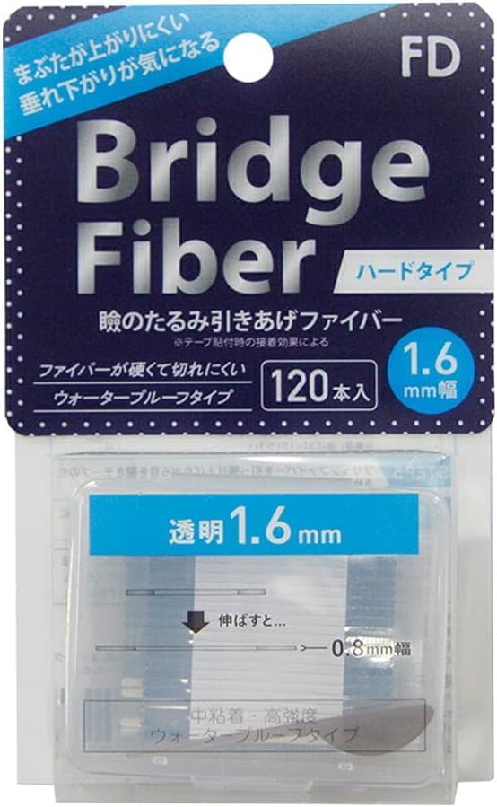【使用方法】 ・STEP1:洗顔をする等して油分を取り、スティックを使用してまぶたの引き上げラインを確認してください。 ※メイク(ファンデーション等)の前に貼るとよりしっかり粘着します。 ・STEP2:透明な台紙からファイバーを1本だけ取り、シルバーの端を持ちながら中央の白色の紙を剥がしてください。 ※ファイバーのねじれに注意してください。 ※必ず1本ずつお取りください。 ・STEP3:シルバーの両端を持って、左右にゆっくりと8cmぐらいまで伸ばしてください。 ・STEP4:シルバーの両端を持ち、ブリッジファイバーをピンと張った状態にし、目をつぶった状態でテープの羽田川を眉毛の下のまぶたに貼り付けます。無理に伸ばさないでください。 ・STEP5:ブリッジファイバーを引っ張り上げながら目を開きテープのもう片側の端を額の皮膚に貼り付けます。 ・STEP6:両端に余った部分はハサミ等で切り落としてください。仕上げにスティックや指先でブリッジファイバーをなじませてください。
