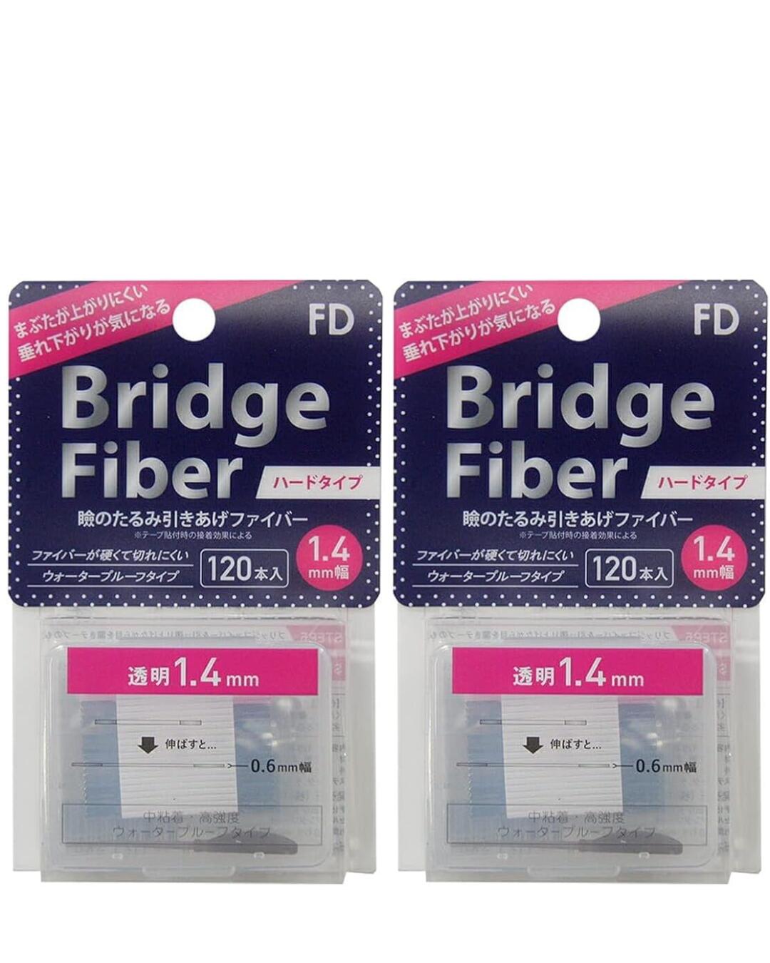 【使用方法】 ・STEP1:洗顔をする等して油分を取り、スティックを使用してまぶたの引き上げラインを確認してください。 ※メイク(ファンデーション等)の前に貼るとよりしっかり粘着します。 ・STEP2:透明な台紙からファイバーを1本だけ取り、シルバーの端を持ちながら中央の白色の紙を剥がしてください。 ※ファイバーのねじれに注意してください。 ※必ず1本ずつお取りください。 ・STEP3:シルバーの両端を持って、左右にゆっくりと8cmぐらいまで伸ばしてください。 ・STEP4:シルバーの両端を持ち、ブリッジファイバーをピンと張った状態にし、目をつぶった状態でテープの羽田川を眉毛の下のまぶたに貼り付けます。無理に伸ばさないでください。 ・STEP5:ブリッジファイバーを引っ張り上げながら目を開きテープのもう片側の端を額の皮膚に貼り付けます。 ・STEP6:両端に余った部分はハサミ等で切り落としてください。仕上げにスティックや指先でブリッジファイバーをなじませてください。