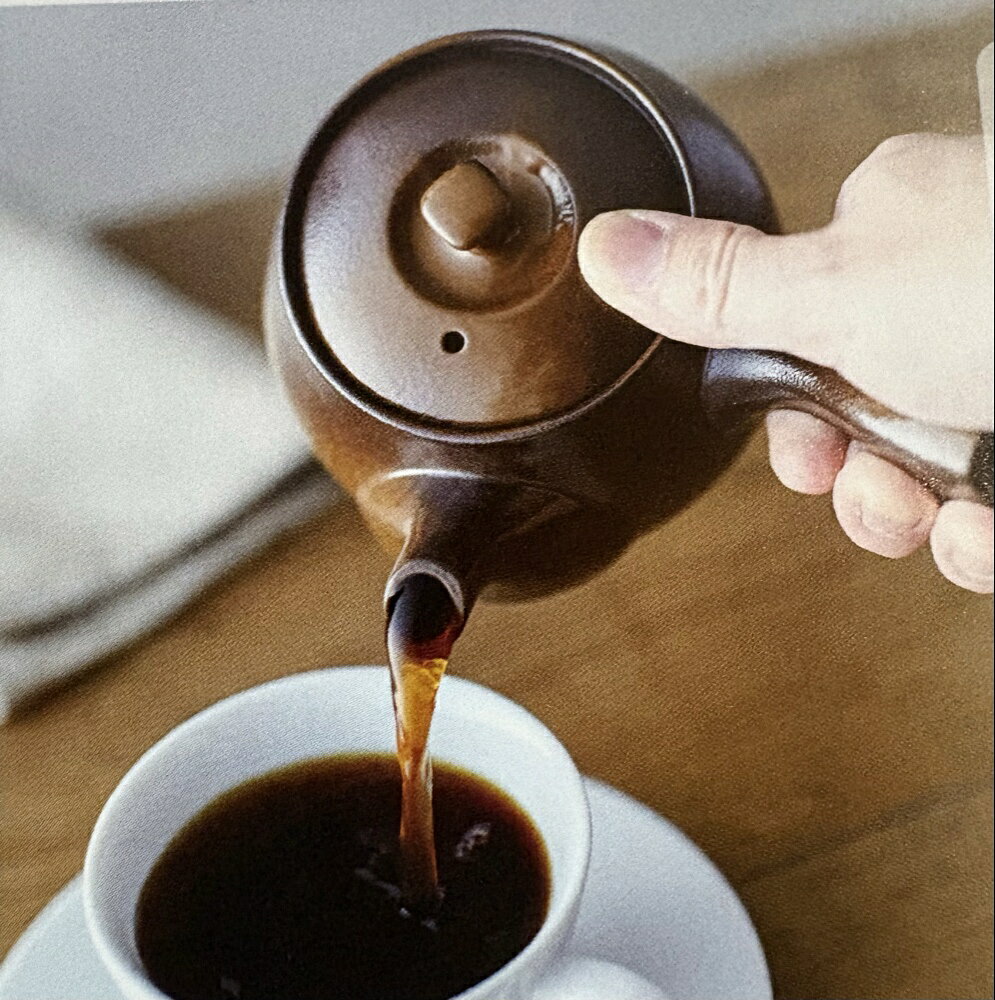 日本の伝統工芸で楽しむ、至福のコーヒー時間。 三重県四日市生まれの「萬古焼 コーヒー急須」 いつものコーヒーを、もっと手軽に、もっと味わい深く。 日本の伝統工芸「萬古焼（ばんこやき）」の技術を活かして作られた、陶器製のコーヒー急須です。 落ち着いたブラウンの色合いと、手仕事の温もりを感じる美しい風合い。和の趣と実用性を兼ね備えた、毎日のコーヒー時間を豊かにする逸品です。 ■ ドリッパー不要！急須で楽しむ新しいコーヒースタイル コーヒー粉を茶こしに入れて、お湯を注いで蒸らすだけ。 ペーパーフィルターや専用ドリッパーを用意する必要がなく、手軽に本格的なコーヒータイムを楽しめます。 忙しい朝にも、ゆったり過ごしたい休日にもぴったりです。 ■ 三重県四日市の伝統工芸「萬古焼」 萬古焼は、三重県四日市市を代表する伝統的な焼き物。 陶器ならではの温かみのある質感と、落ち着いた風合いが魅力です。 職人の技術を受け継いだ日本製の急須は、普段使いはもちろん、大切な方への贈り物にもおすすめです。 ■ ステンレス製茶こし付きで使いやすい ステンレス製の茶こしが付属しているため、コーヒー粉を手軽にセットできます。 使用後は茶こしを取り出して洗えるので、お手入れも簡単。 ペーパーフィルターを使わず、繰り返し使用できるのも嬉しいポイントです。 ■ 持ちやすい横手タイプ 日本の急須ならではの横手ハンドルを採用。 片手で持って注ぎやすく、日常のコーヒータイムに使いやすい形状です。 陶器製でありながら扱いやすさにも配慮したデザインです。 ■ 容量480ccの使いやすいサイズv 容量は約480cc。 一人でゆっくり楽しむ時間にも、ご夫婦やご家族とのコーヒータイムにもおすすめです。 食卓やデスクにも馴染む、落ち着いたデザインです。 ■ 大切な方への贈り物にも 上品で趣のある陶器の急須は、コーヒー好きな方へのプレゼントにもぴったり。 誕生日、父の日、母の日、敬老の日、新築祝い、退職祝いなど、さまざまな贈り物におすすめです。 専用パッケージ入りで、贈答品としても選びやすい商品です。 【商品仕様】 商品名：萬古焼 コーヒー急須 容量：約480cc 材質：陶器 茶こし：ステンレス製 持ち手：横手タイプ 製造国：日本 生産地：三重県四日市市 付属品：ステンレス茶こし 用途：コーヒー抽出、普段使い、贈答用 日本の伝統とコーヒーの香りを楽しむ、ちょっと贅沢なひとときを。 いつもの一杯を、萬古焼のコーヒー急須で楽しんでみませんか？