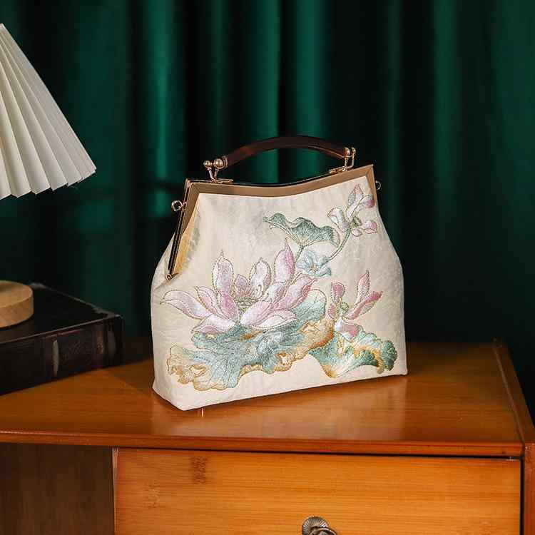 ・カラー展開: 江南賞荷ホワイト、江南賞荷グリーン・スタイル: 文芸国風・素材: ポリエステル・バッグデザイン: スクエア・デザインポイント: 刺繡、チェーン、ロック金具・裏地素材: ポリエステル・バッグ形状: 横型スクエア・開閉方式: ロック式・内装: 内ポケット・硬さ: 中程度・外装: オープンポケット・使用シーン: デイリーユース・ショルダーストラップ: 2本