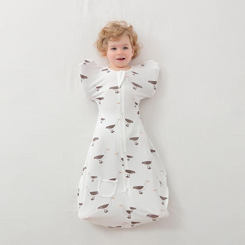 ・カテゴリ: スリーパー・対象年齢: 新生児0-1歳 (身長80cm以下)・スタイル: スリーパータイプ・主な素材: 綿95%以上・裏地: 綿95%以上・厚さ: 普通・ファスナー素材: ナイロン・柄: 図案・カラー展開: イエロー、グリーン、ブルー、ピンク、グレー、ホワイト・安全基準: A類