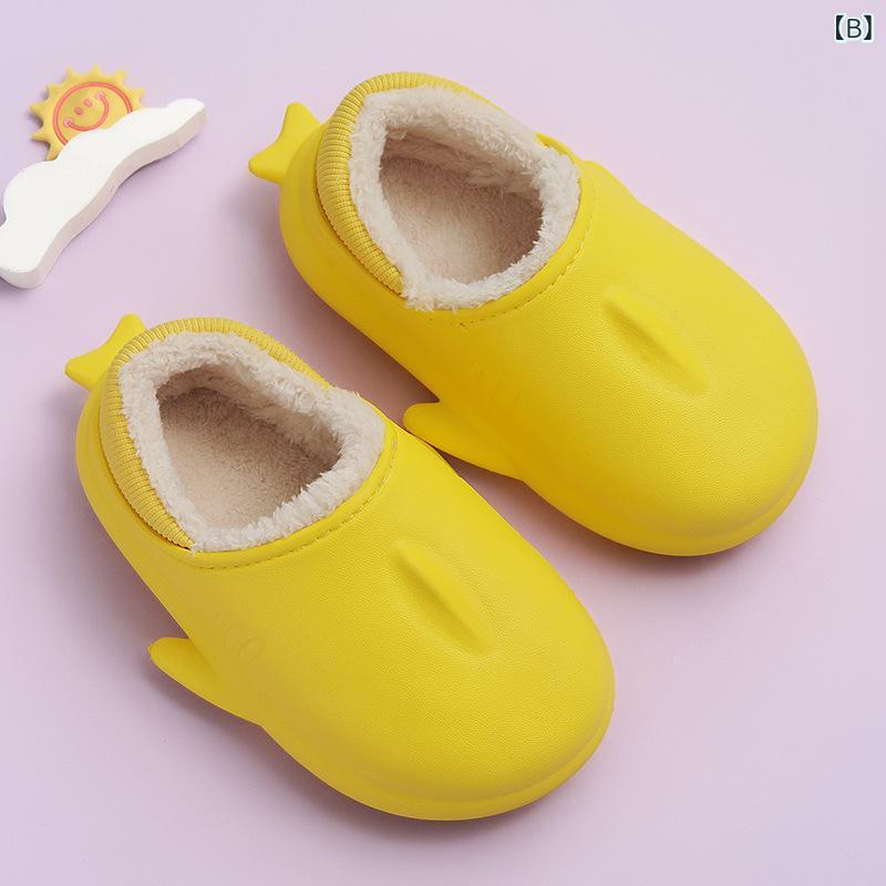 ルームシューズ キッズ 男女兼用 シャークモチーフ かわいい あったか ふわふわ 軽量 快適 EVA素材 冬用 室内履き ピンク イエロー ブルー ネイビー オレンジの商品画像 3