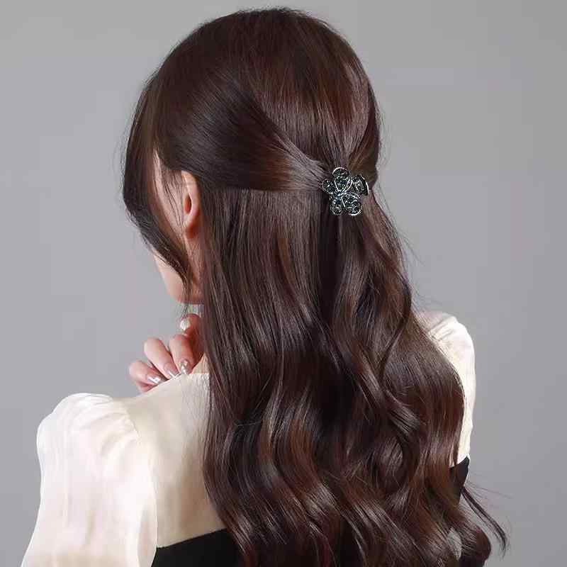 ヘアクリップ レディース 四つ葉のクローバー ラインストーン ミニバンスクリップ かわいい 前髪 サイド 後れ毛 ハーフアップ 合金 フラワーモチーフ 高級感 春夏