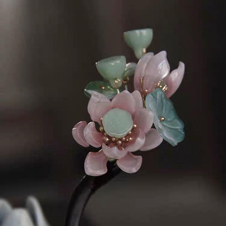 ・カテゴリ: ヘアアクセサリー・主な素材: 木・スタイル: 中国風・カラー展開: 夏荷、夏蓮