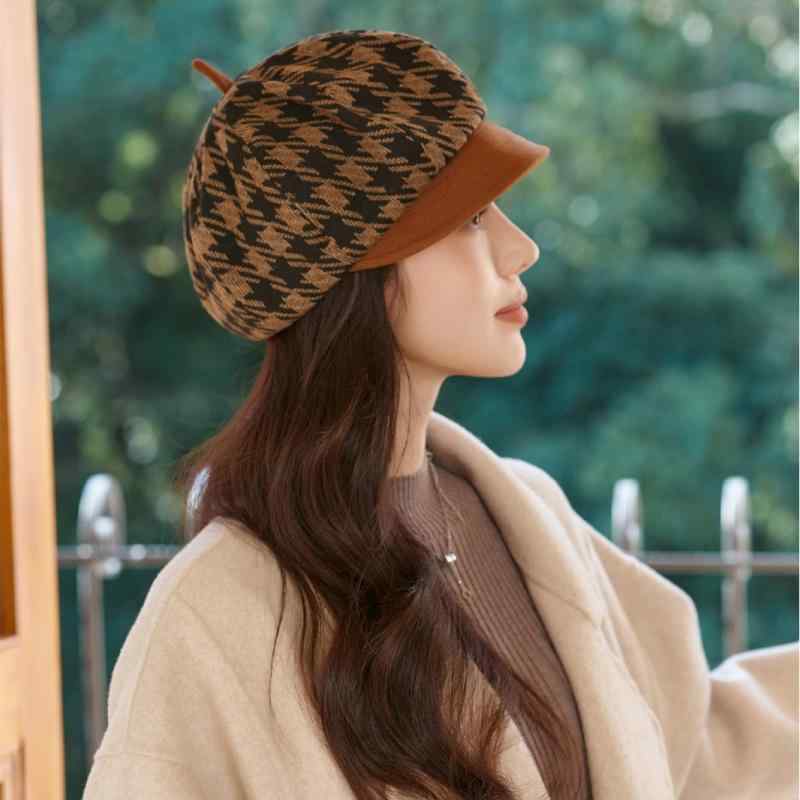 ・カテゴリ: ベレー帽・帽子のトップスタイル: 円頂・つばのスタイル: 短いつば・カラー展開: ブラックホワイトチェック、キャラメル、ブラックベージュ・サイズ展開: M（56-58cm）・機能: 保温、防風、防虫・スタイル: ビジネス、万能、エレガント、ミニマル、カジュアル、スポーツ、ファッションOL、シンプル、欧米、ライトラグジュアリー、シック、高級感・スタイル分類: ファッション通勤・加工技術: 機械刺繍