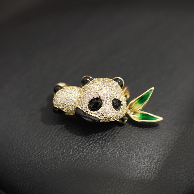 ブローチ 男女兼用 かわいい 寝そべりパンダ ストーン 金メッキ 動物モチーフ ピン...