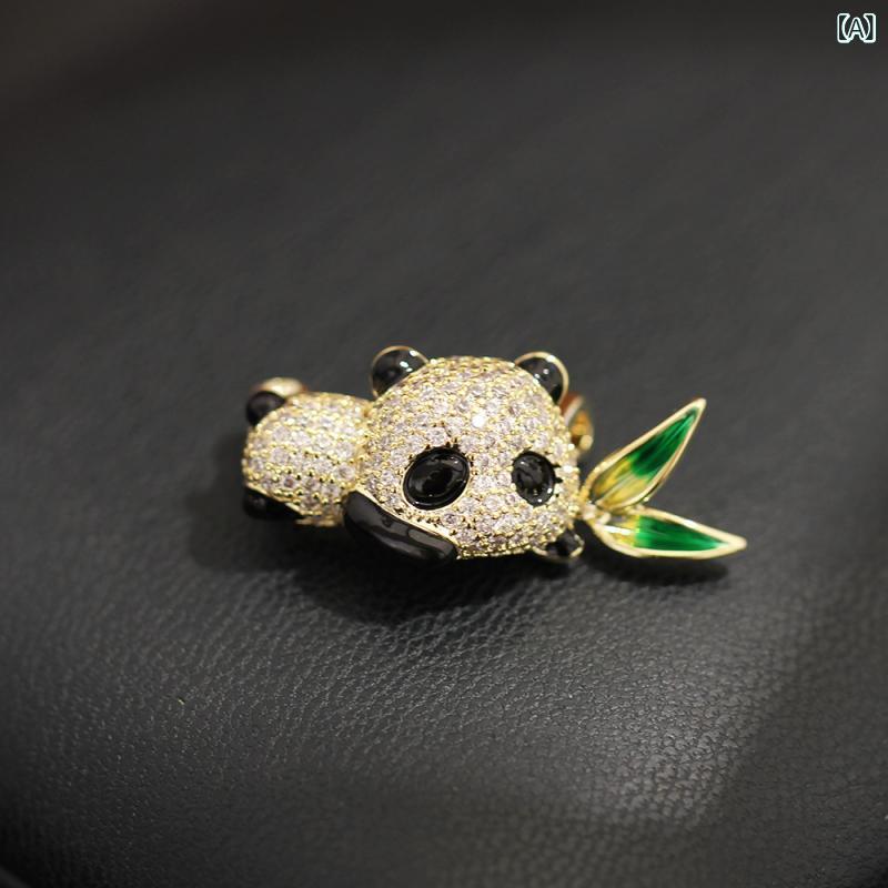 ブローチ 男女兼用 かわいい 寝そべりパンダ ストーン 金メッキ 動物モチーフ ピン...