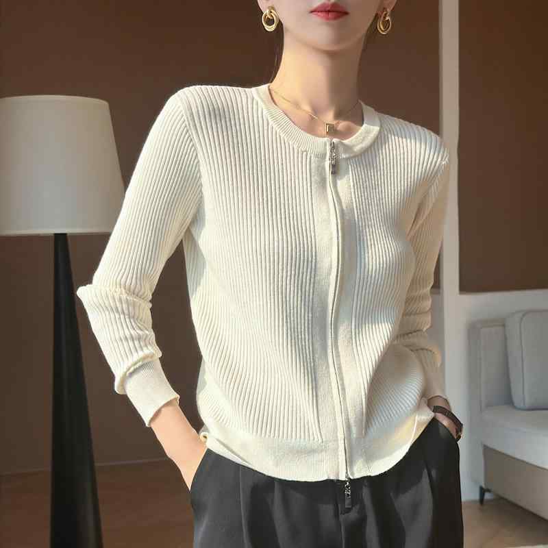 ・カテゴリ: セーター・主な素材: 羊毛 30-50%・厚さ: 中程度・形式: 単品・スタイル: カーディガン、エレガントカジュアル、アーバンスタイル、エレガント・フィット: スリムフィット・袖タイプ: レギュラー袖・ネックライン: クルーネック・袖丈: 長袖・デザイン要素: ジッパー・製法: ニット・カラー展開: オフホワイト、ミディアムグレー、ブラック・サイズ展開: S、M、L