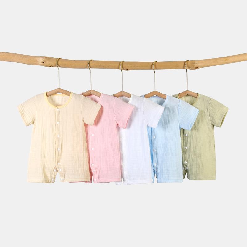 ・主な素材: 綿100%・対象年齢: 乳幼児（1～3歳向け、身長80～100cm）・性別: ユニセックス・袖丈: 半袖・フード: なし・糸処理: 目立つ部分は修剪済み・写真: モデル着用なしの実写・厚さ: 薄手・開閉部: シングルボタン・スタイル: カジュアル・タイプ: ショートロンパース・カラー展開: ホワイト、ピンク、アプリコット、ブルー、グリーン・サイズ展開: 59cm、66cm、73cm、80cm、90cm・カテゴリ: ロンパース