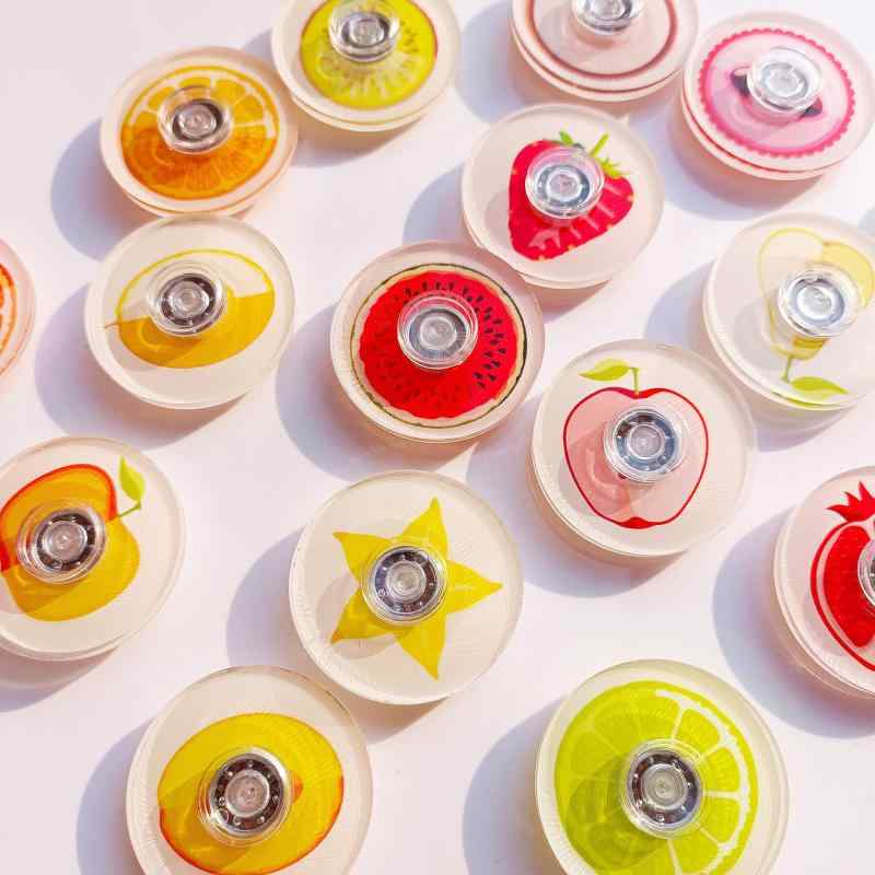 ・素材: プラスチック・カラー: フルーツ柄アソート・サイズ: 4×4cm・重量: 約7.8g・対象年齢: 15〜35歳・カテゴリ: コマ