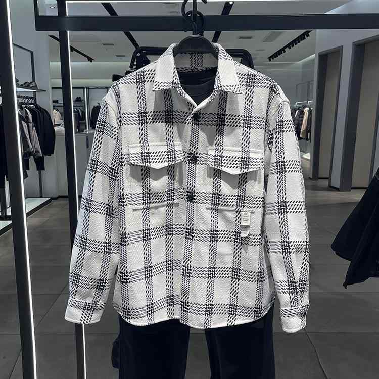 ・カテゴリ: シャツ・スタイル: 韓国風・主な素材: 綿混紡 (綿81～90%)・ネックライン: スタンドカラー・袖丈: 長袖・柄: ストライプ・厚み: 厚手・フィット: スリム・機能: 洗濯機洗い可・デザイン: ジャカード織り・加工: 防シワ加工・対象層: 若年層・対象年齢: 大人・性別: 男性・サイズ展開: S, M, L, XL, XXL・生地番手: 50番手