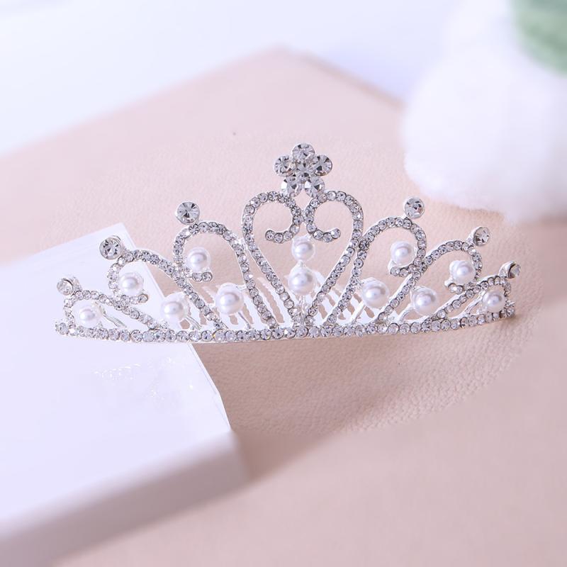 ・カテゴリ: ヘアアクセサリー・スタイル: ナチュラル、花柄、シンプル、上品・主な素材: 合金、ラインストーン、パール・メタル: シルバー・デザイン: クラウン、パール、花・加工: メッキ、ラインストーンセット、パールセット・水晶: 白水晶・カラー展開: シルバー、白ラインストーン、白パール