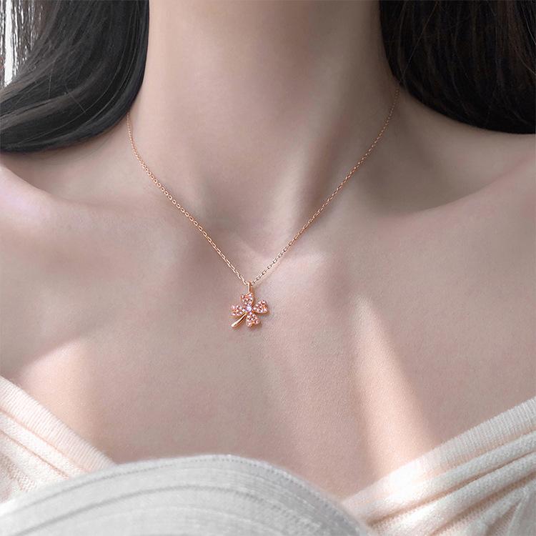 ・カテゴリ: ネックレス・スタイル: 韓国風・対象: 女性・主な素材: アクリル・仕上げ: メッキ・モチーフ: 四葉草・チェーンスタイル: 十字チェーン・ペンダント: あり・エクステンション: 10cm以下・長さ: 21cm-50cm・カラー展開: ローズゴールド ピンクストーン、ローズゴールド ホワイトストーン、ホワイトゴールド ピンクストーン、ホワイトゴールド ホワイトストーン