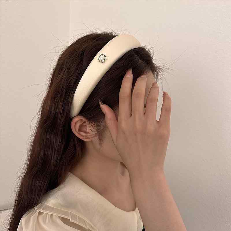 ヘアバンド レディース ベルベット 単色 エレガント シンプル 通勤 普段使い 髪押さえ 丸形 ベージュ 黒 布地 手作り ファッション アクセサリー かわいい 髪飾り