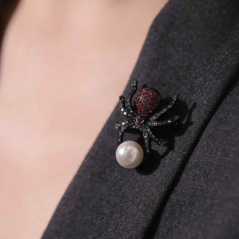ブローチ レディース ハロウィン 蜘蛛 スカル インセクト モチーフ かわいい ラインストーン パール 装飾品 秋 シーズン 合金製 オリジナル デザイン おしゃれ ファッション