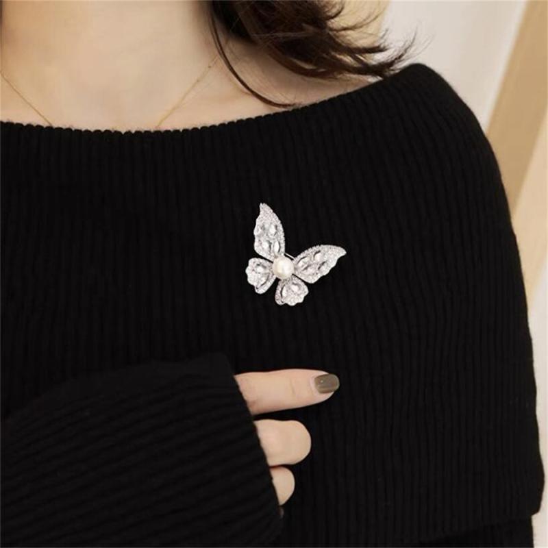 ブローチ メンズ レディース 蝶 モチーフ 高級感 おしゃれ かわいい アクセサリー スーツ 胸花 セーター 飾り ピン 金 銀 合金 韓国風 爽やか 甘め 電気メッキ加工