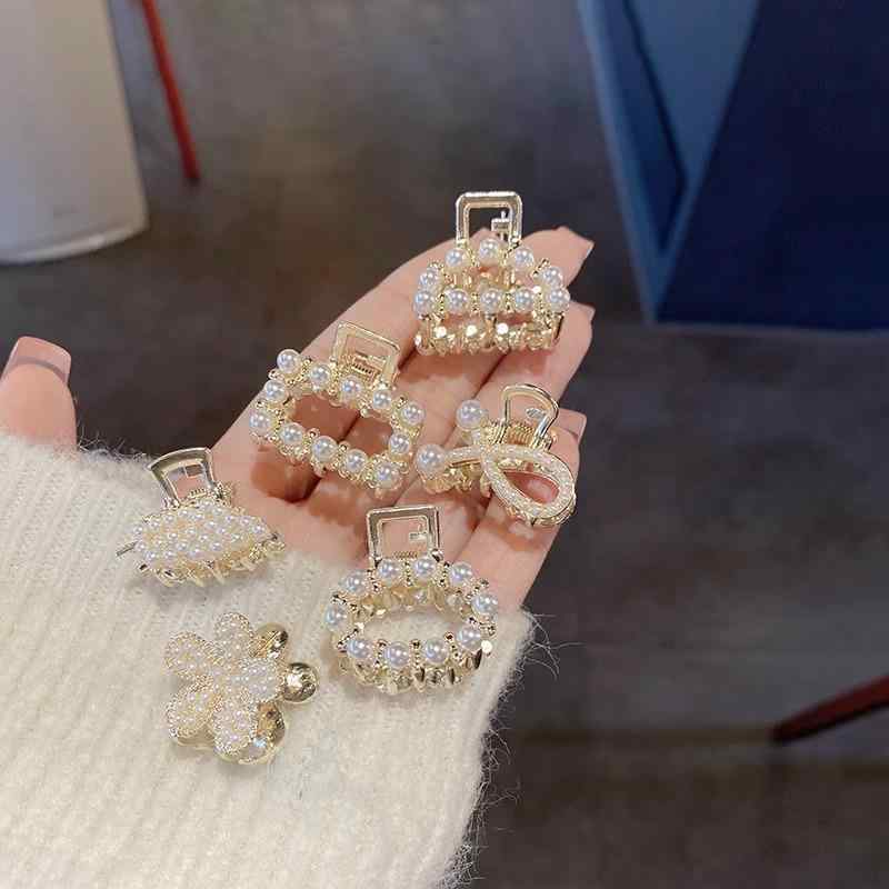 ・カテゴリ: ヘアアクセサリー・タイプ: クラバークリップ・主な素材: 合金・加工: メッキ・カラー展開: 角型パール、角型パール+ストーン、角型ストーン、半円パール、半円ストーン+パール、半円ストーン、八字型パール、八字型パール+ストーン、八字型ストーン、リボンパール、葉型パール、五芒星パール、カメリアフラワー・デザイン要素: クラウン、リボン、ラインストーン、五角星、チェーン・スタイル: 爽やか可愛い