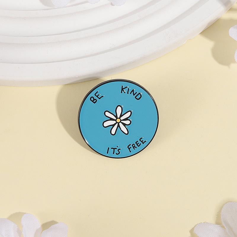 乐天商城 - ブローチ メンズ レディース シンプル 花柄 丸型 高級感 通勤 固定 万能 装飾 防透け 合金 電気メッキ加工 アルファベット 花卉 個性 普段使い