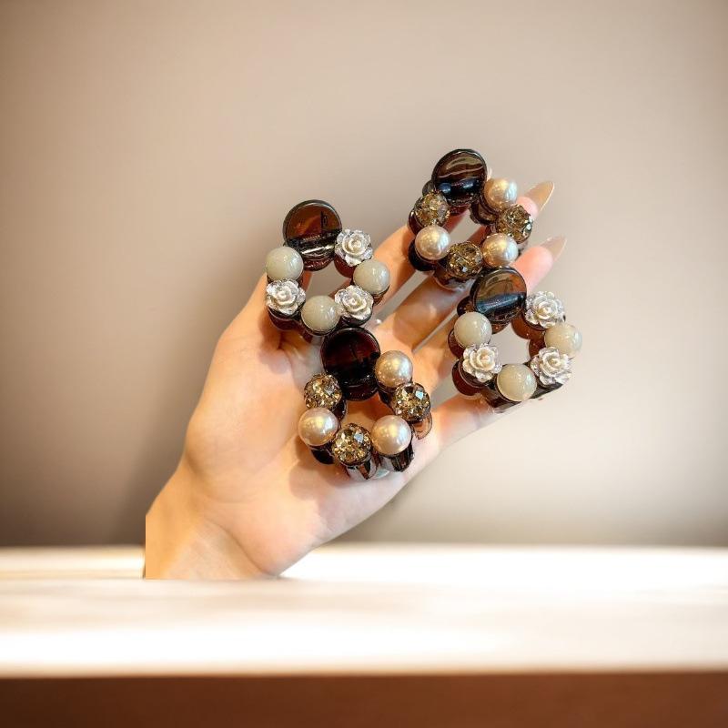 ・カテゴリ: ヘアアクセサリー・タイプ: ポニークリップ・スタイル: 清新スイート・カラー展開: フラワービーズ、フロステッドボールクラシックヘアゴム・対象: 女性