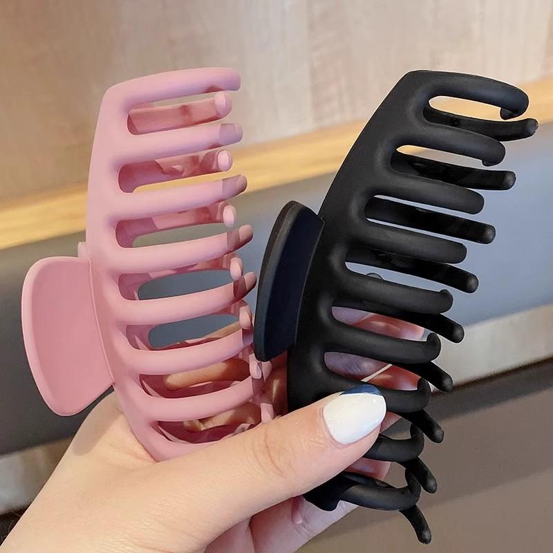 乐天商城 - ヘアクリップ 女性 大型 シンプル シャーク型 洗髪 後頭部 グリップ バングス固定 ヘアアクセサリー ピンク オレンジ 黒 かわいい 普段使い
