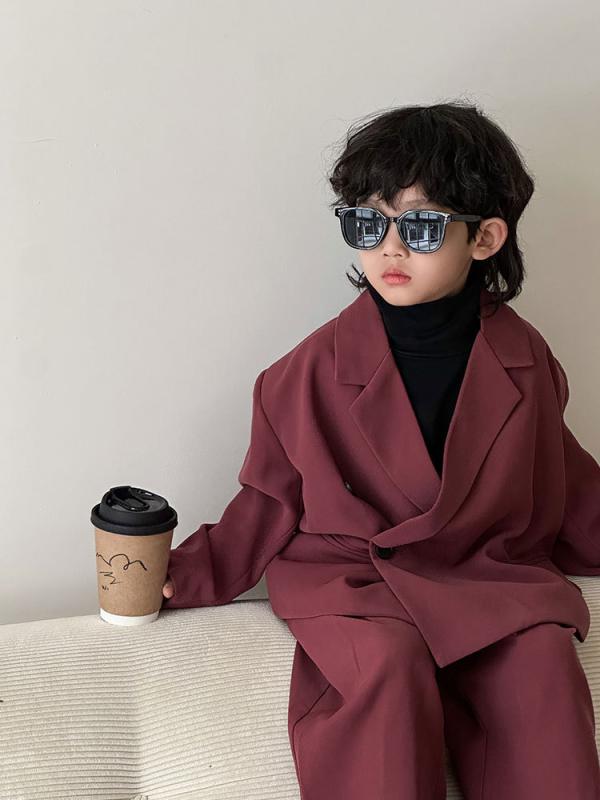 ・性別: ユニセックス・対象年齢層: 中小児 (3歳～8歳、身長100cm～140cm)・襟型: テーラードカラー・スタイル: 韓国風・柄: 無地・厚さ: 普通・生地加工: 柔軟加工・デザイン要素: セットアップ、ブリティッシュ・袖丈: 長袖・糸の処理: 目立つ部分は処理済み・生地: ビスコース繊維・裏地素材: ポリエステル・留め具: 1つボタン・裏地素材含有率: 100%・主な素材: ポリエステル・主な素材含有率: 93.6%・カラー展開: プラムレッド、ブラック、グレー、ホワイト・サイズ展開: 90cm、100cm、110cm、120cm、130cm、140cm、150cm、160cm・着丈: ショート丈・カテゴリ: キッズアウター