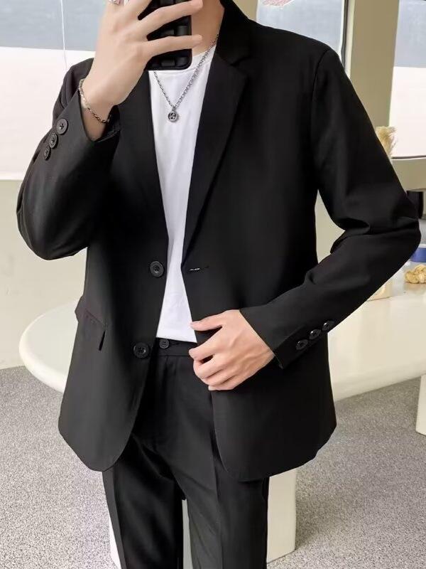 ["・機能: 洗濯機洗い可能、吸湿速乾、高色堅牢度","・ターゲット層: 青春カジュアル（18-24歳向け）","・フィット: スリムフィット","・ネックライン: テーラードカラー","・前合わせ: シングルブレスト2つボタン","・スタイル: 韓国風","・柄: 無地","・主な素材: ポリエステル90%以上","・裏地素材: ポリエステル","・着用シーン: カジュアル","・ベント: センターベント","・加工: 形態安定加工","・デザイン: ボタン装飾","・着丈: 標準丈","・袖丈: 長袖","・ポケット: フラップポケット","・カラー展開: ブラック、ネイビー、ダークグレー","・サイズ展開: S, M, L, XL, 2XL, 3XL, 4XL, 5XL","・裾デザイン: ストレートヘム","・性別: メンズ","・厚さ: 標準","・カテゴリ: カジュアルスーツ"]