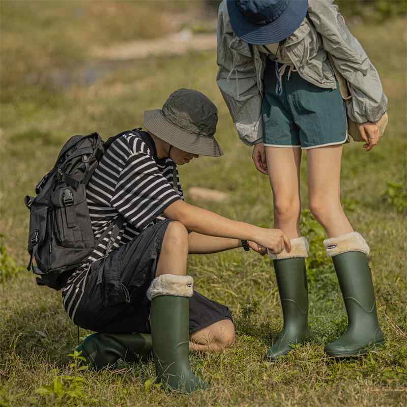・カテゴリ: 女性用レインシューズ・対象: 男女兼用・筒丈: 高筒・厚み: 普通・柄: 無地・主素材: PVC・カラー展開: ピンク、ブラック、グレー、米白、グリーン、ブラウン・サイズ展開: 36、37、38、39、40、41、42、43、44