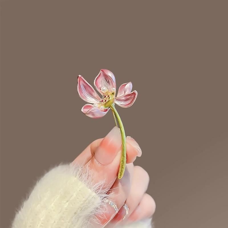 ブローチ レディース 淡いピンク パール 蓮花 花モチーフ 葉 エレガント クラシカル 高級感 胸飾り 気品 装飾 固定 通勤 秋 合金 ファッション