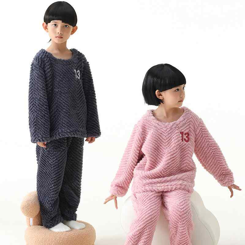 ・カテゴリ: 子供用ルームウェア・主な素材: ポリエステル100%・性別: ユニセックス・対象年齢: 8歳以上、140cm以上・スタイル: 個性的・サイズ展開: 男児用(110-150cm), 女児用(110-150cm)・厚さ: フリース・柄: 無地、ロゴ・機能: リラックス、保温性・加工: 起毛・要素: スポーツ、セットアップ、ロゴ、かわいい、トレンド