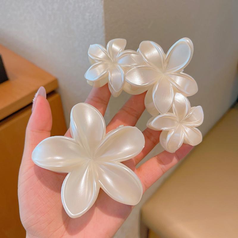 ・カテゴリ: ヘアアクセサリー・スタイル: かわいい・主な素材: 人工パール・タイプ: つかみクリップ・モチーフ: 花・カラー展開: 珍珠白、ブラック・対象: 女性