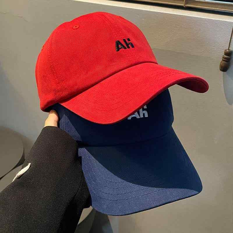 ・製品カテゴリ: ベースボールキャップ・流行要素: 英字, 数字, テキスト・帽子のトップスタイル: ラウンドトップ・つばのスタイル: ワイドブリム・カラー: ネイビー, レッド・サイズ: 調整可能・機能: 通気性, 防風, 日よけ・素材: 綿・主な素材構成比: 61%〜70%・スタイル: 日韓風, ナチュラル, 韓国風, フレッシュ, スイート・加工技術: 機械刺繍