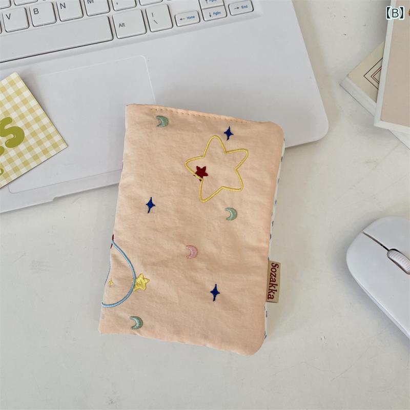 パスポートケース メンズ レディース 星柄 刺繍 ぬいぐるみ生地 旅行 家庭 収納ポーチ 銀行カード 身分証 多機能 キャンバス裏地 緑 オレンジ 春 ストリート 2
