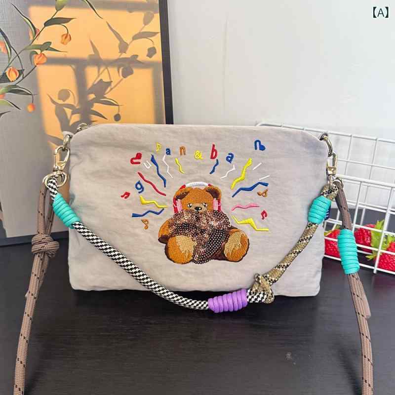 ミニ ショルダーバッグ かわいい クマ 刺繍 ジッパー スクエア型 ナイロン ソフト スマホポケット カードポケット 二本肩紐 普段使い ストリート 夏 グレー 黒 オレンジ トレンド